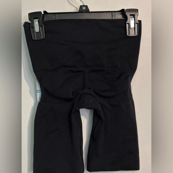 NWT Assets by Spanx Mid Thigh Short‎ Very Black Shapewear Breathable Sz Small - Picture 2 of 8